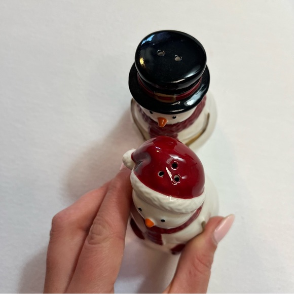 Snowman and Woman Salt and Pepper Shakers Set - Picture 3 of 5